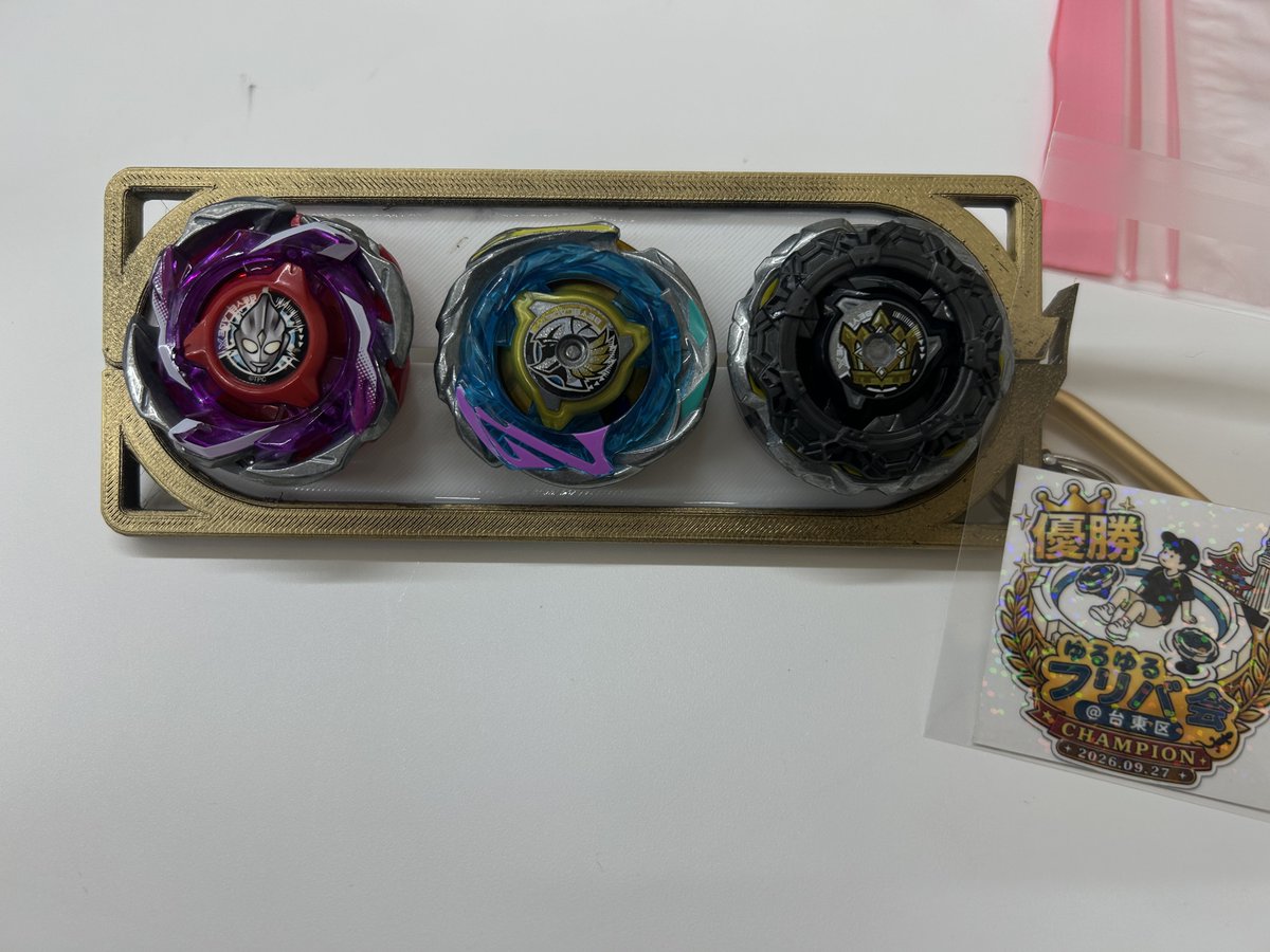 gundam_pla1981's tweet photo. 前半戦の優勝景品として、SUMAさんより3on3デッキクリップをご提供いただきました୧꒰*´꒳`*꒱૭✧ 
ありがとうございます😊
ぱるみささんの優勝デッキとともに🤩

次、機会があれば私も取りにいきたい！！ https://t.co/SpiuEhi8Qd