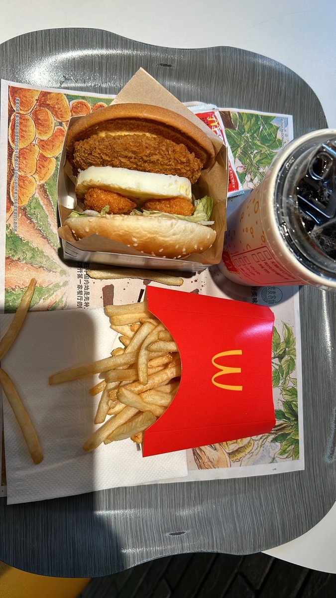 messiaccc's tweet photo. カーニバーガー https://t.co/Cierw2ryDX