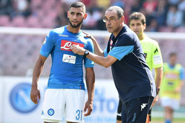 SscNapoliFRA's tweet photo. Ghoulam : " Contre le Dynamo Kiev, Sarri arrivait dans le vestiaire déjà énervé, alors qu’on n’avait même pas encore commencé à jouer. 

- “ Si je les vois une seule fois dans notre surface, on leur en met huit. Je ne veux pas que le ballon soit dans notre surface, je ne veux même pas le voir au milieu de terrain. ” 

Première balle des adversaires : une longue ouverture. 

Lui : “Qu’est-ce que je vous ai dit ?!” 

Nous : “Mister, c’est une longue balle, c’est normal.” 

Lui : “Je m’en fous. S’ils entrent dans notre moitié de terrain, on marque contre notre camp.”

Je regarde Kalidou : “Mais il est fou ?” Il nous demandait de marquer contre notre camp simplement parce qu’ils étaient entrés dans notre moitié de terrain. Pendant tout le match, on était là, à presser. "