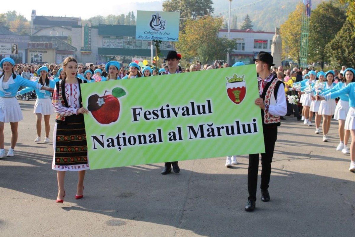 Rodicalays's tweet photo. Dacă ești în Moldova și nu ai încercat încă merele de la Soroca, azi ai un motiv bun. La Festivalul Național al Mărului sunt producători din țară, produse locale și multă atmosferă de toamnă. 🍎🇲🇩 #FestivalulMarului #Soroca https://t.co/Vd2WLjADJV