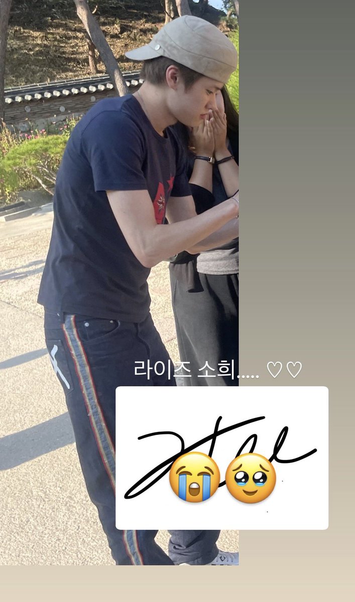 sohianyong's tweet photo. มีคนเจอโซฮีแล้วน้องแจกลายเซ็นด้วย แต่ที่สำคัญคือ น้องย้อมผมเป็นสีน้ำตาลแล้ว #.ปิดตำนานนิยมบลอนด์ #.ลาก่อนฮีพิ้ง 🥺 https://t.co/VD2l8azVcb