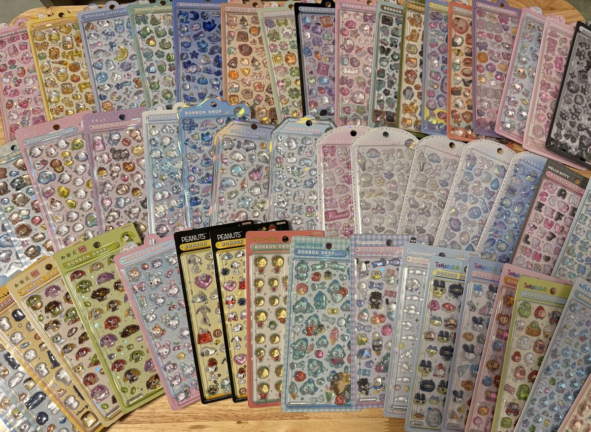 miniminiberu's tweet photo. ボンボンドロップは可愛い
きゅる��んや、プチドロも可愛いし好きなんだけど、ボンボンドロップは個人的にそれ以上に可愛いと思う🥹
家族とかに「何に使うの？」「そんなにいる？無駄じゃない？」と言われますが、可愛いから買っちゃうんだよな
シールブーム終わって���わたしは好き
#シール #ボンドロ https://t.co/Xkya2439OB