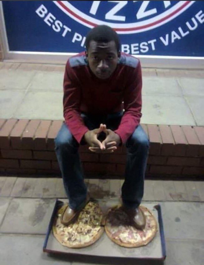 Fikaflexi's tweet photo. No one is better than the original, he did this outside Romans Pizza 🫰🏽 https://t.co/G4digGgnad