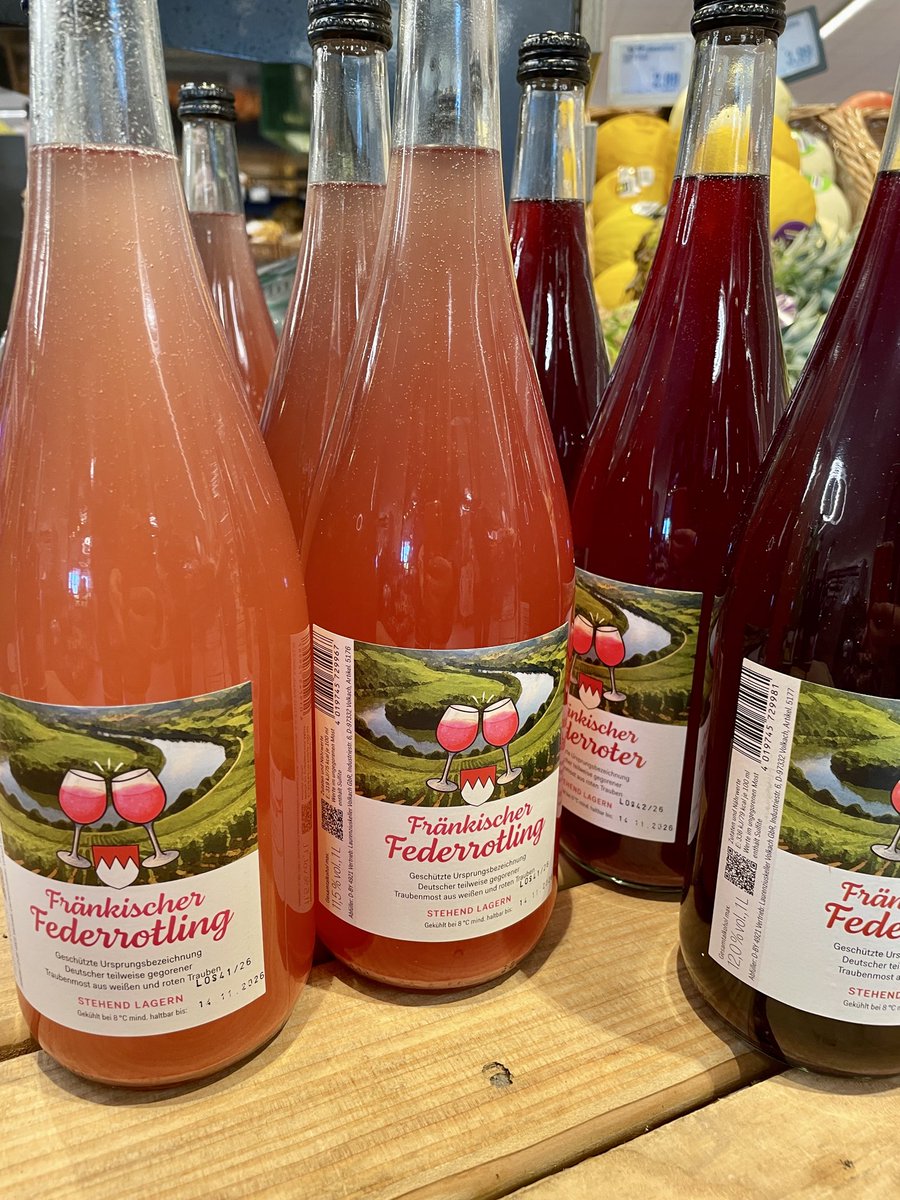 SteinyFranken's tweet photo. ロートリングのフェーダーヴァイザーを発見🍷✨

ロートリングは、赤ワイン用と白ワイン用のブドウを一緒に搾って造るワイン。
そのフェーダーヴァイザーなので、見た目もピンク色🩷

フランケンではよく見るロートリングですが、フェーダーヴァイザーになるとまた季節感たっぷり。
秋限定の新ワイン🍇 https://t.co/pr0fSIAlNh