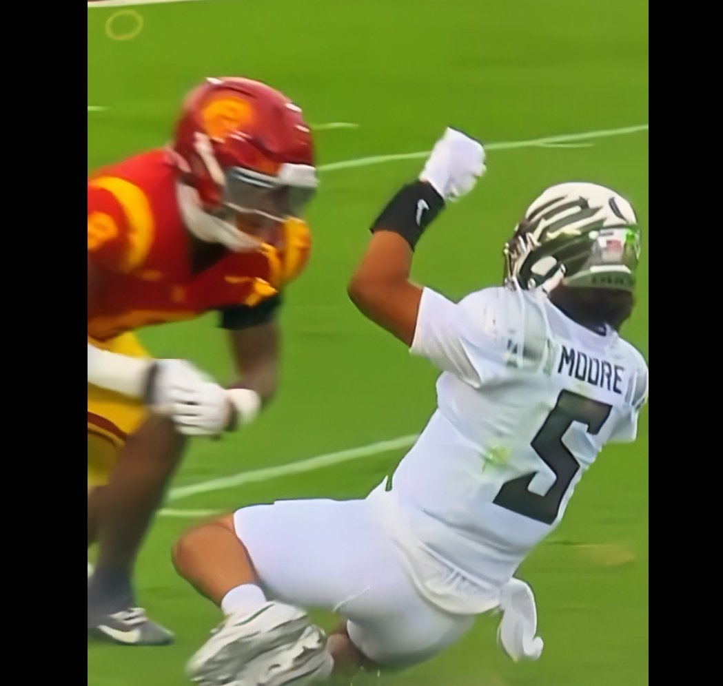 Lostthoughts54's tweet photo. @SoftlyAugust he had time to adjust to make sure his shoulder lined up with dudes head but didnt have time to make any attempt at pulling back?  notice how his shoulderpads are even here, then after this point he lowers the shoulder to align it with the moore's head. https://t.co/nbEgKDnbRW