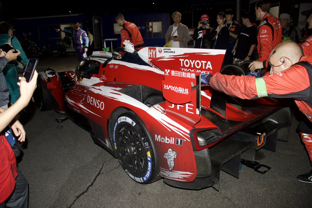 takeru_bianchi's tweet photo. 優勝した両車の車検場in
#WEC #WECjp #富士スピードウェイ #6HFUJI https://t.co/KrnGxJfnSx