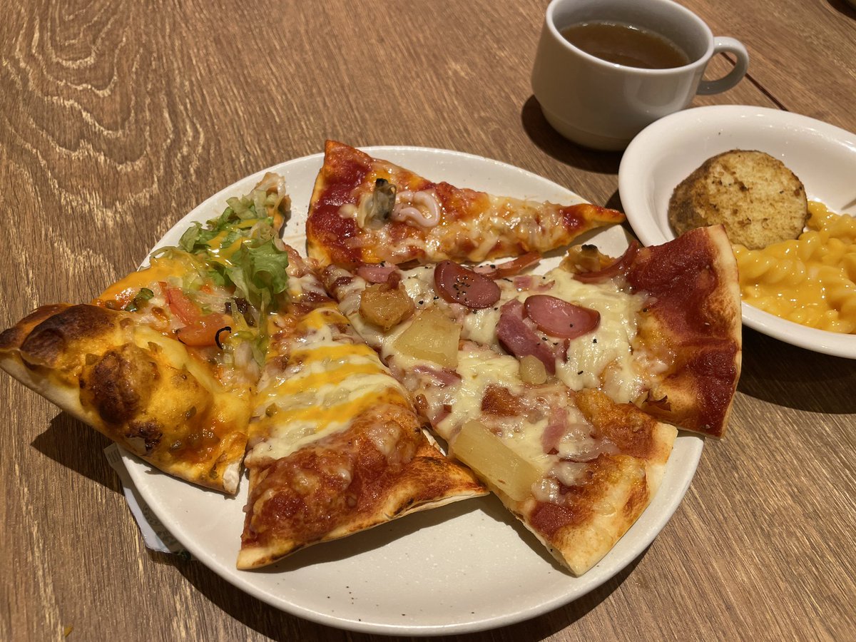 bontake's tweet photo. 結局はピザに逝く

そんなお年頃よ https://t.co/xAU4yB75TJ