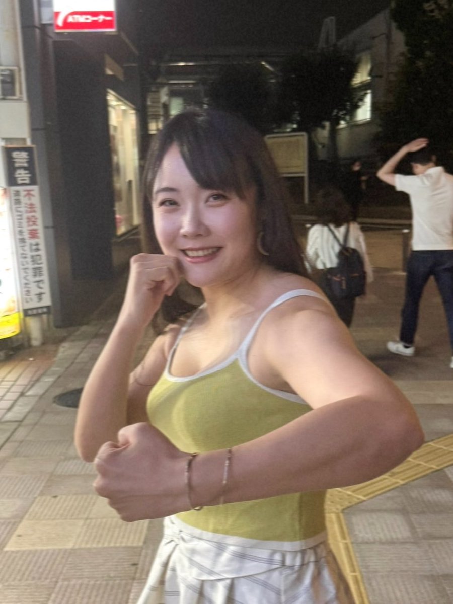 kanako090905's tweet photo. チャームポイントは僧帽筋です💪肩のところです！見て！

#筋肉女子 #筋肉 #筋トレ #キックボクシング女子 #二ノ峰かなこ #格闘技 #格闘技女子 https://t.co/Hys3tsgNJT