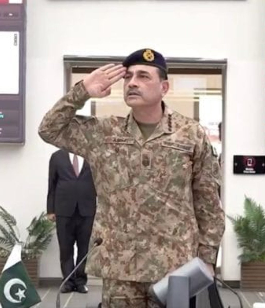 BabaG512's tweet photo. دنیا کے 200 ممالک میں سے جس ملک میں دہشتگردی سب سے زیادہ ہے اس کا آرمی چیف سعودی عرب کا دفاع کرنے چاہتا ہے 🤣🤣
پھدو ہو گئی کمپنی تے منیر آرمی چیف۔۔🤣 https://t.co/ev8t8td7AH