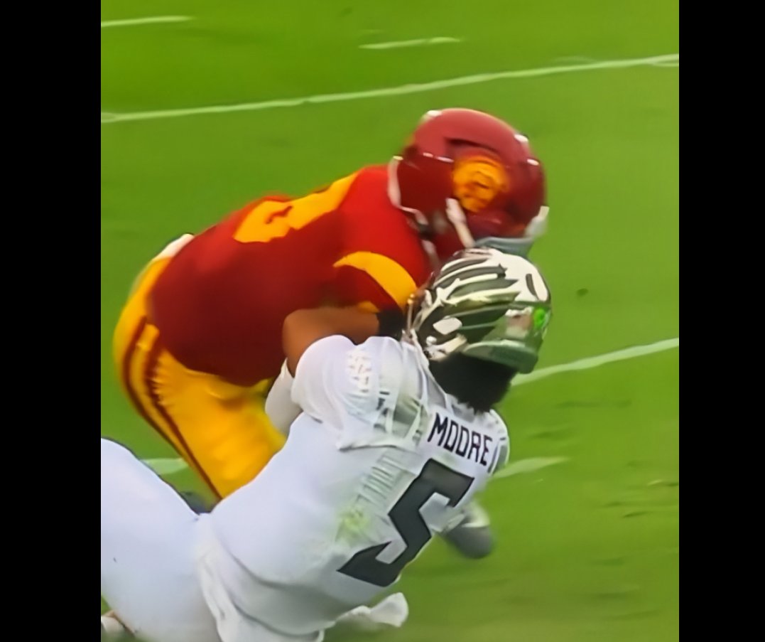 Lostthoughts54's tweet photo. @SoftlyAugust point of contact, notice now, shoulder forward, angled downward. You would never tackle like this unless you are attempting to tackle someone at ground level, which is diving or sliding....if you are trying to tackle a runner at this height, you push out not down. https://t.co/VmTKdv9Ul7