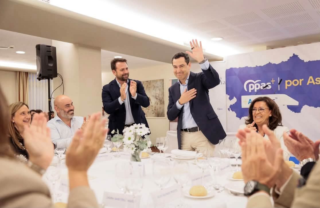 ppdealler's tweet photo. @sutilsalas @HectorTeijeiro También fue un privilegio compartir esta celebración con @JuanMa_Moreno  presidente del @ppandaluz y de la @AndaluciaJunta

Gracias a PP Llanes, a todos los que hicieron posible esta 2 edición y a quienes trabajaron para que la de ayer fuese una velada tan especial e inolvidable https://t.co/7OFBphl2W7