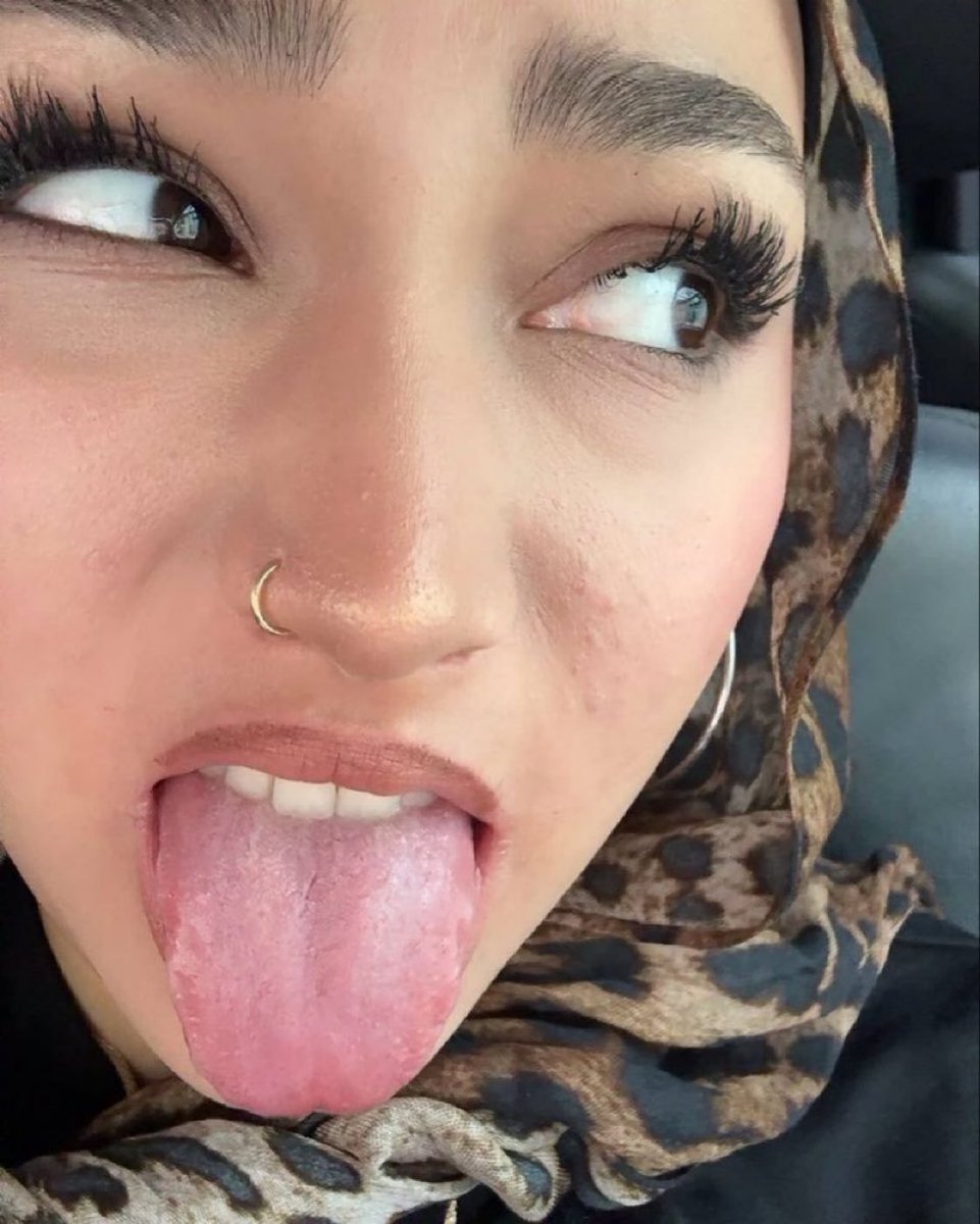Hijabx666's tweet photo. كثير من الناس يتساءلون أننا يجب أن نبقى محجبات لأنك لن تعرفي حتى تحصلي على العلم. ليس لدي أي خجل في إخبارك أن ميان خليفة ليس لديه ما يقوله. إنها فتاة متعلمة ومثقفة تعيش حياتها بحرية في هذا اليوم وهذا العصر وهي أيضًا مسلمة. وهي مواطنة لبنانية. يجب أن تمارس حريتك في التعبير https://t.co/QQ1gXLk9cM