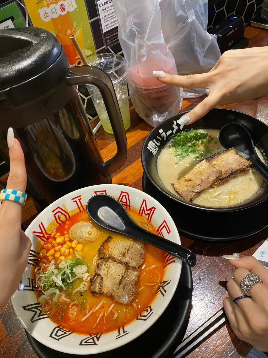 you_luuu37's tweet photo. 忙内说老一不喜欢吃拉面，结果老一跟老三去吃拉面还发出来了 https://t.co/GWMUyNMa7V