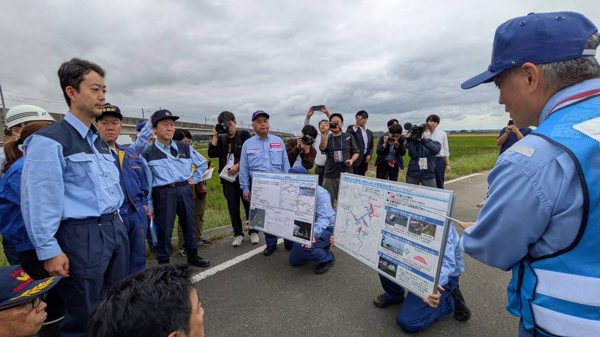 kumagai_chiba's tweet photo. 印旛沼の決壊現場と緊急復旧工事や周辺の浸水状況を視察。
発災翌々日にヘリ上空から確認していますが、改めて地上から見て、100m以上の決壊風景に圧倒されます。

3地区4箇所の応急復旧は県・国で分担し、台風26号までに荒締切を完了させるべく、既に25日から工事が24時間体制で行われています。
その後、仮堤防を築造し、さらに本復旧と進んでいくことになります。

週末の雨もそれほどではなく、関係者の奮闘により着実に工事は進捗しています。
県職員はもとより、関東地方整備局、鹿島建設を始めとする工事関係者に心から感謝します。

━━━━━━━━━━━━━━━━━━━
●印旛沼の水位低下に向けた緊急排水

印旛沼の水位はこれまで紹介してきた通り、排水機場のフル稼働と排水ポンプ車による排水で、利根川・花見川に排水し、水位は順調に下がっています。
それに伴い、周辺の浸水は徐々に引いており、堤防の復旧工事の環境も整えられつつあります。

・23日11時時点：4.26m
・25日11時時点：2.92m
・27日16時現在：1.97m

酒直機場・印旛機場の排水状況等を確認し、台風到来前の予備排水から発災中・後の排水作業に全力で当たって頂いている水資源管理機構の皆さまにも感謝します。
23日には排水ポンプを動かす燃料が確保できないとの相談が県にあり、県が災害時協定を締結している県石油商業組合と調整し、燃料確保に協力しています。

印旛沼は県民の上水道用水や工業用水、漁業等に利用されており、ここから先の水位低下は経験の無い未知の領域になります。
治水上はできる限り水位を下げたい、しかし下げすぎると県民生活と工業が成り立たなくなる、両方のバランスを見ながら慎重な水位管理が求められます。

━━━━━━━━━━━━━━━━━━━
●令和の印旛沼治水プロジェクトが必要

視察後は関東地方整備局の室永河川部長、水資源機構の安藤理事、地元の小泉成田市長、藤代印西市長、西田佐倉市長、橋本栄町長、国・県の各議員の皆さまと意見交換。
1日も早い復旧、そして昭和44年以来、初の決壊を受けての令和の印旛沼の抜本的治水の必要性、周辺の雨水貯留機能の向上など流域治水などについて話をしました。

印旛沼は利根川から東京湾まで幅広いエリアの総合的な治水機能の中にありますので、例えば堤防を高くして水位を高く維持できるようにしても、今度は周辺河川から印旛沼に流れにくくなり、周辺が大水害になるリスクがあります。

広範囲の貯留機能をどう高めるか、印旛沼からの排水能力をどう高めていくか、まさに令和の印旛沼の抜本的治水プロジェクトを検討していかなければならず、県として国に検討を求めていきます。

━━━━━━━━━━━━━━━━━━━
●県南部の復旧にも全力を挙げています

県南部の内陸部では引き続き、数多くの道路寸断地域があり、県・国交省関東地方整備局・日本建設業連合会・千葉県建設業協会・自衛隊がパーティを組み、それぞれが持ち場を決めて、鋭意、道路啓開が進められています。

技術的に難易度が高いところは関東地方整備局の技術支援が、県の建設業だけでは工事量が多すぎるところに日本建設業連合会が、そして工事着手にあたり樹木伐採が必要な箇所に自衛隊が入って頂くこととなっており、東電と現場作業員はもとより、関係機関のご助力に深く感謝します。

長期間の停電下で生活されている方々のことを思うといたたまれない気持ちですし、本当はすぐにでも県南部を視察して被害状況を確認したいところですが、こちらはまだ私が視察することで現場に負担をかける段階です。
状況は逐次報告を受け、指示をしていますし、ヘリ上空から私自身が確認しています。引き続き全力で復旧に当たります。

【通行止め個所数】
9/22：133区間
9/23：87区間
9/24：79区間
9/25：73区間
9/26：60区間