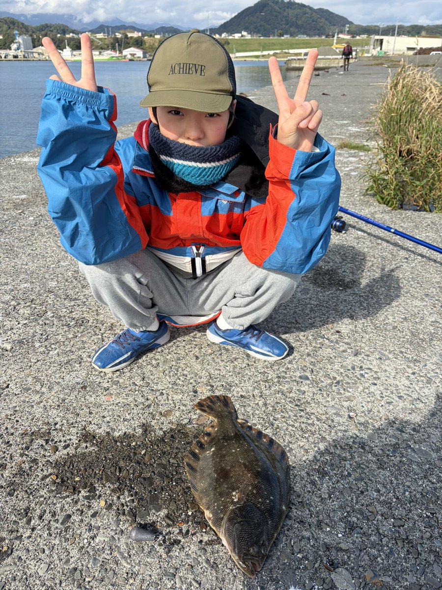KITASUNStrc's tweet photo. 家族を放置して3週連続でタミグラにでたから
息子から車中泊と釣りをせがまれ
広尾港で夜釣りからの朝マズメ
ワンチャンアキアジウキルアーとぶっ込み2本で
イシガレイ3枚でフィニッシュ
全部43cm！

#家族サービスもラジコンの一部
#EX10のAGRが気になる
#月がきれいだ https://t.co/q0BEgwu4Cw