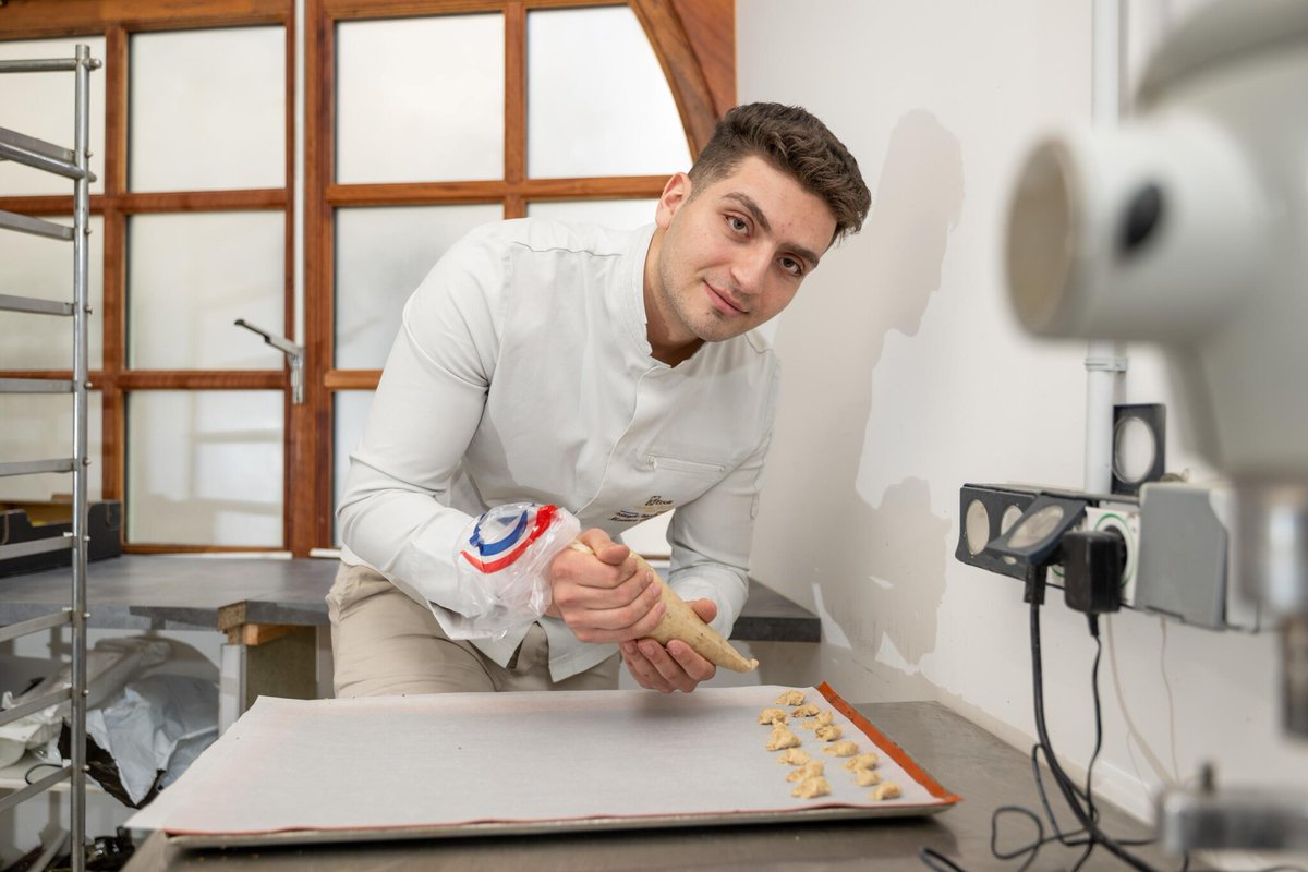 le_Parisien's tweet photo. « Les habitants ont tout fait pour m’aider à m’installer » : à seulement 22 ans, ce Syrien redonne vie à la boulangerie d’un village du Cantal
➡️ https://t.co/PKKgbCf6wo https://t.co/AQ6ImGwhtc
