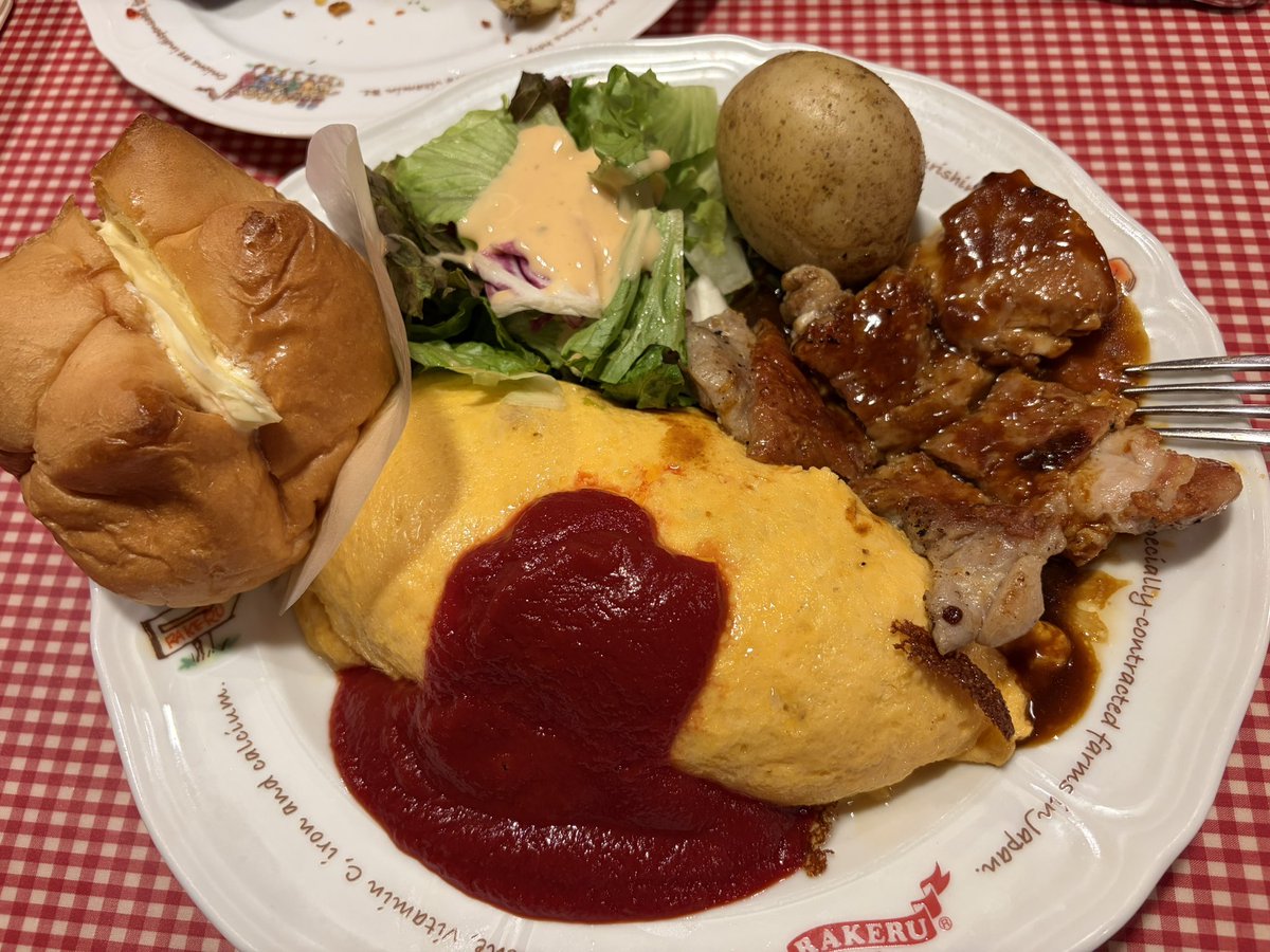 debu_taso's tweet photo. 今日はラケルで初ランチ🍽
このパンどちゃクソ美味かったなんなんこれ

えもじの子(仮)のポップアップもいって充実〜🤗 https://t.co/vR4ddOyHJk
