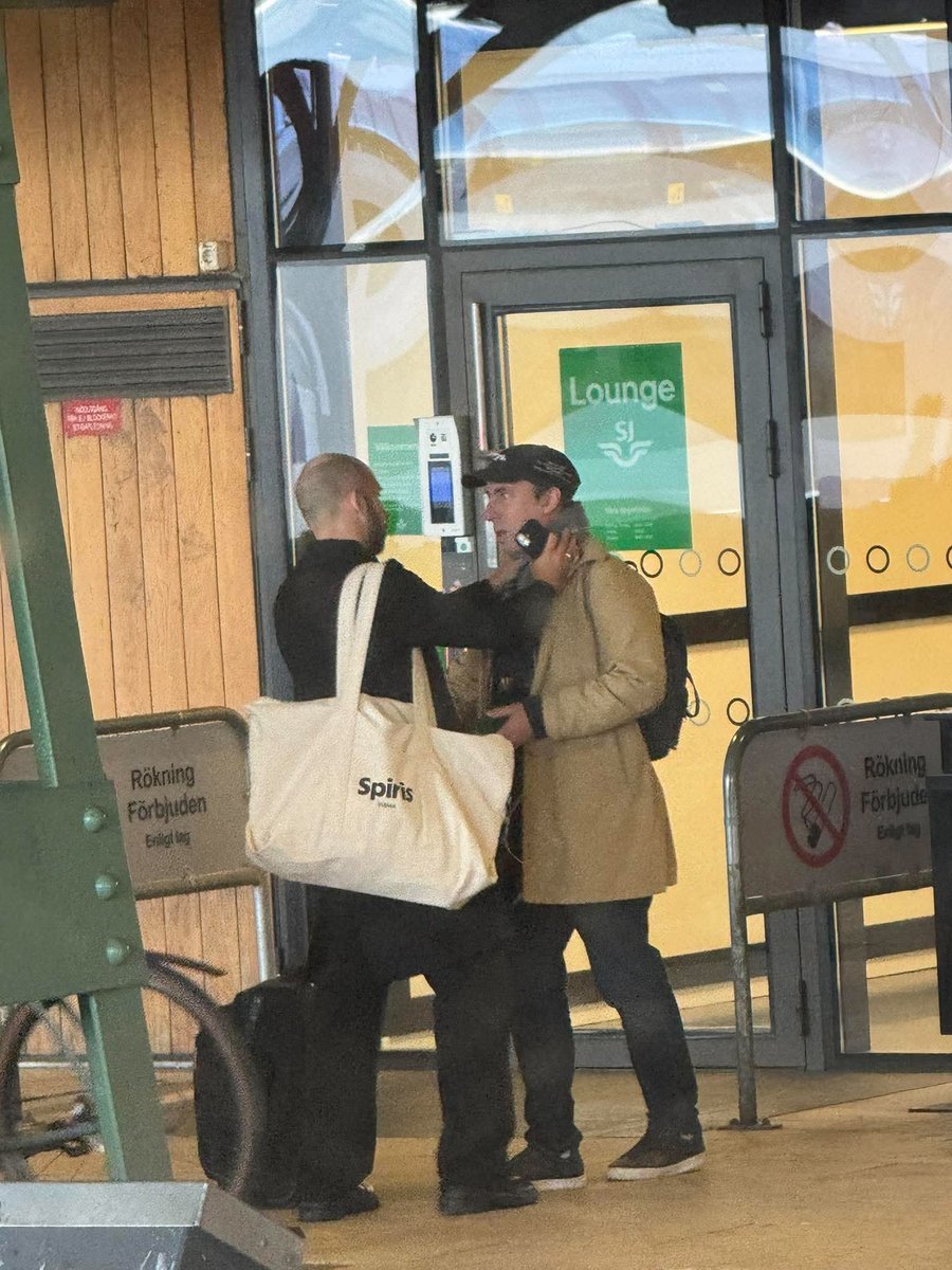 hejhaters's tweet photo. såg precis emil persson stå och berätta för per andersson vad som hände igår https://t.co/TbagoxKijX