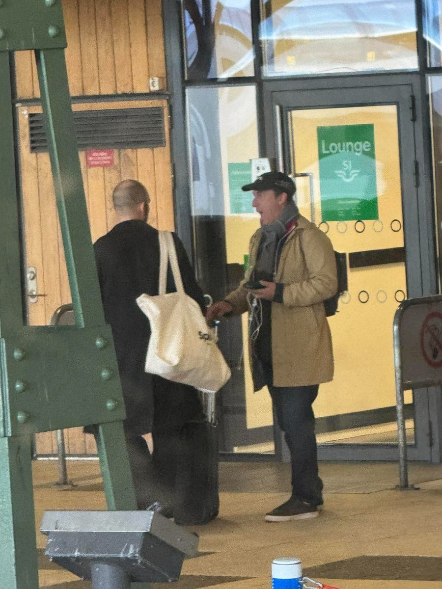 hejhaters's tweet photo. såg precis emil persson stå och berätta för per andersson vad som hände igår https://t.co/TbagoxKijX