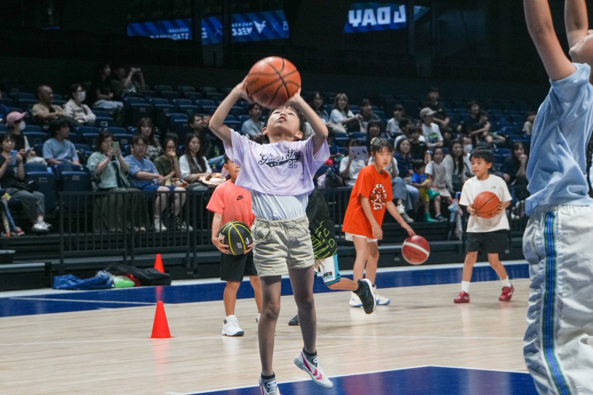 nagasakishikoho's tweet photo. 【憧れのアリーナで全力バスケ🏀！】
ハピネスアリーナで、小学生向けのバスケットボール教室が開催されました！長崎ヴェルカの選手を講師に迎え、ボールの扱い方やシュートなどを教わりながら、元気いっぱいにバスケットボールに挑戦🏀憧れの選手から直接教えてもらえる貴重な機会に、こどもたちも楽しそうな笑顔を見せていました！
#ハピネスアリーナ #長崎ヴェルカ
