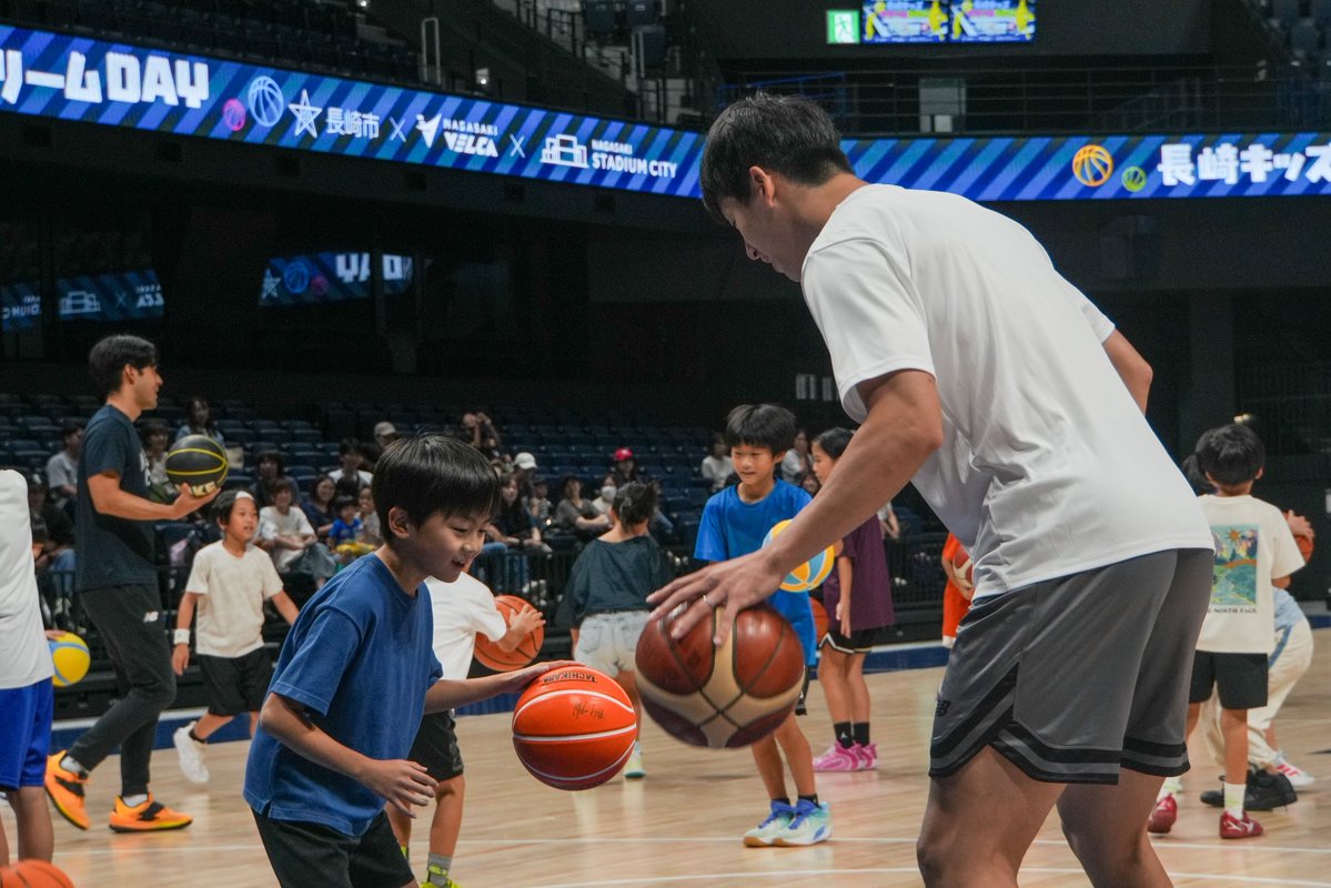 nagasakishikoho's tweet photo. 【憧れのアリーナで全力バスケ🏀！】
ハピネスアリーナで、小学生向けのバスケットボール教室が開催されました！長崎ヴェルカの選手を講師に迎え、ボールの扱い方やシュートなどを教わりながら、元気いっぱいにバスケットボールに挑戦🏀憧れの選手から直接教えてもらえる貴重な機会に、こどもたちも楽しそうな笑顔を見せていました！
#ハピネスアリーナ #長崎ヴェルカ