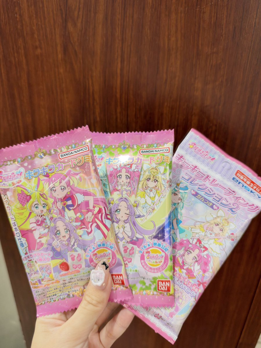 ran_pink_ran's tweet photo. 明日発売のキラキラカードグミ既に残り2つしかなかったし30日発売のエンスカイも既に売ってた🥺 https://t.co/GwBbAfurNw