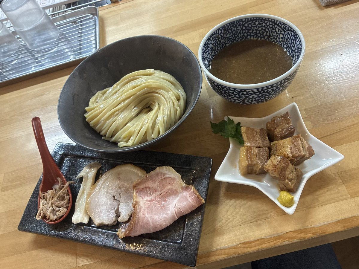 yudukinatsume's tweet photo. 🏮THE SESSION「ぶたのしげた」atぶたのほし(尼崎市)
🍜求道‥‥1800円
🍖豚角煮‥‥400円
✅「フワモチ極太麺に塩味程よくジンワリ甘み効いたトロトロ豚骨つけ汁。柚子と魚介香る濃厚スープ割で〆」
ごちそうさまでした😋
#求道
#豚角煮
#THESESSION
#ぶたのしげた
#尼崎市
#ぶたのほし
No.361 https://t.co/XyTcxEeigg
