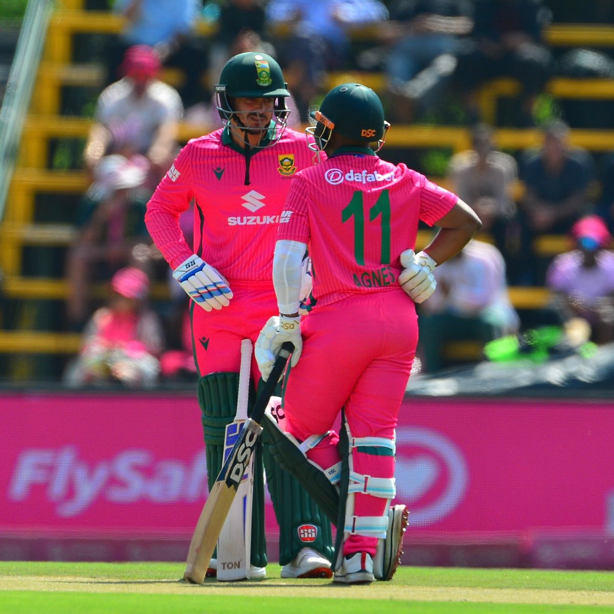 cricinfo's tweet photo. A special gesture from South Africa for this season's Pink Day fixture 💗

The player name on the back of the shirt has been replaced by the name of a breast cancer fighter or survivor 🤝

📷: @ProteasMenCSA https://t.co/mCBr4Gd1ot
