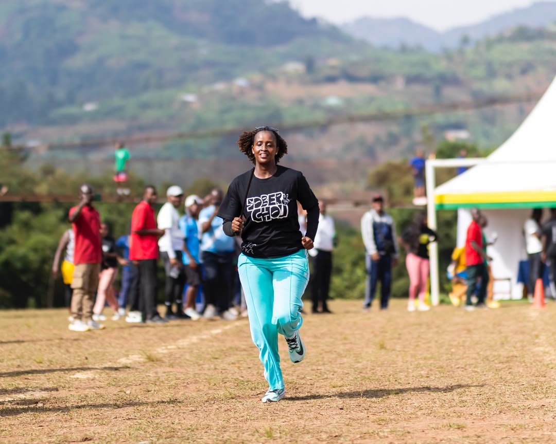 umunotanews's tweet photo. Mu gitondo cyo kuri iki Cyumweru, Minisitiri wa Siporo, Nelly Mukazayire yifatanyije n'abaturage bo mu Karere ka Gakenke biganjemo urubyiruko, muri Siporo rusange ya "Car Free Day".

Iyi siporo yahujwe n'ubukangurambaga bwo kurwanya ibisindisha  n’ibiyobyabwenge cyane cyane mu Rubyiruko "Sober Gen". #UmunotaNews