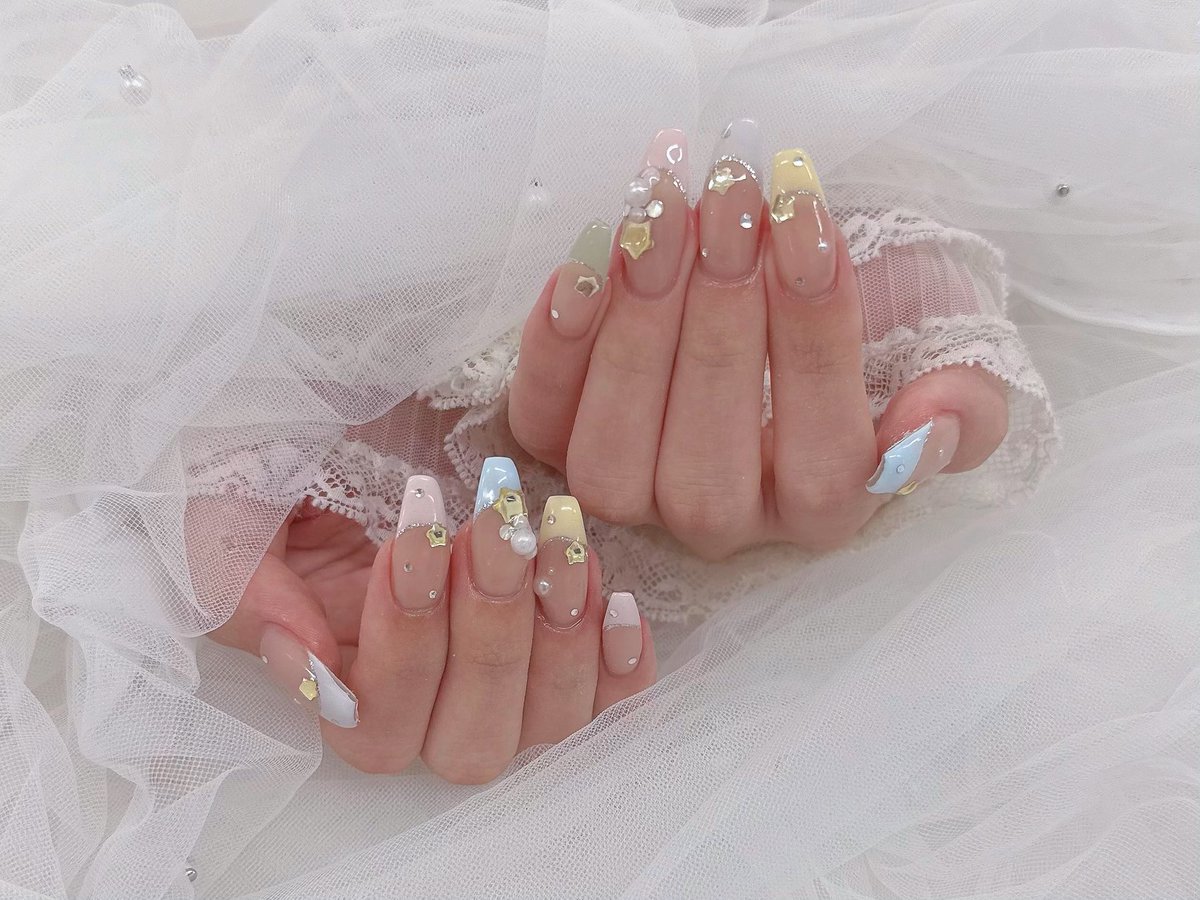 xk2ylw's tweet photo. デュエット発表前にキラキラカラフルネイルに変えてきた💅✨💕 https://t.co/va6RpXrwnE