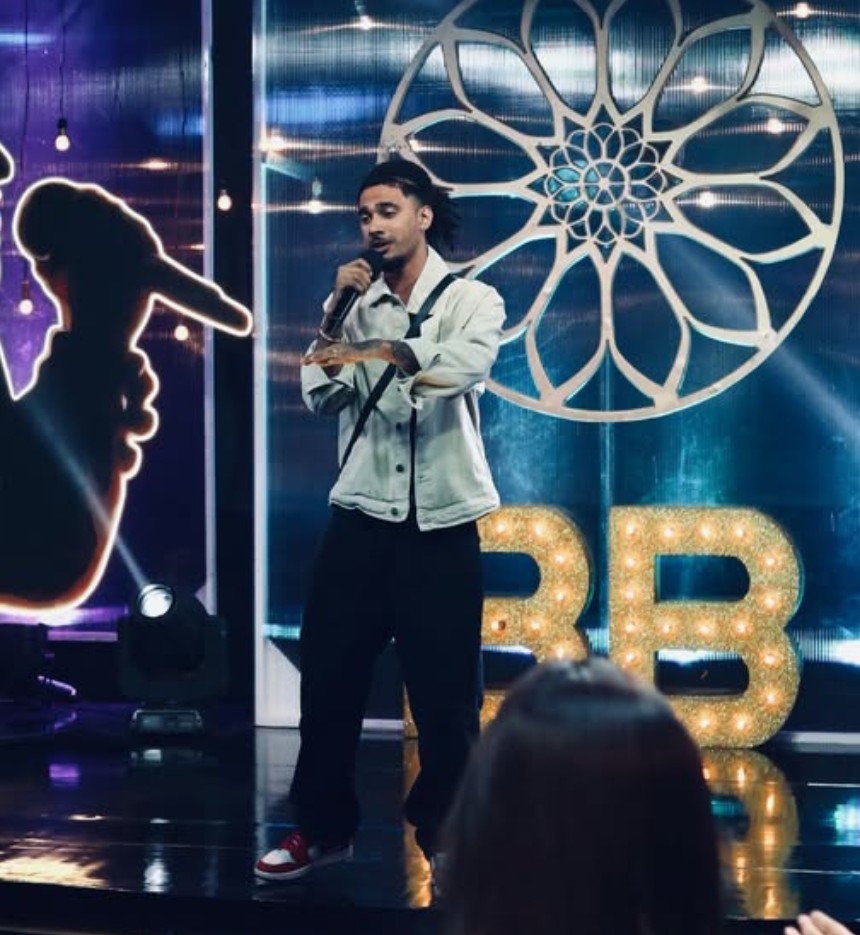 HasanShahh6's tweet photo. ATTENTION YUNG FANS !!

Be ready for a massive trend which is going to happen soon.

We have to hype him tagging colors and endemol in our posts. 

Post positive clips related to Yung !!

#TeamYungDsa #BiggBoss20 https://t.co/lq6AO4asrp