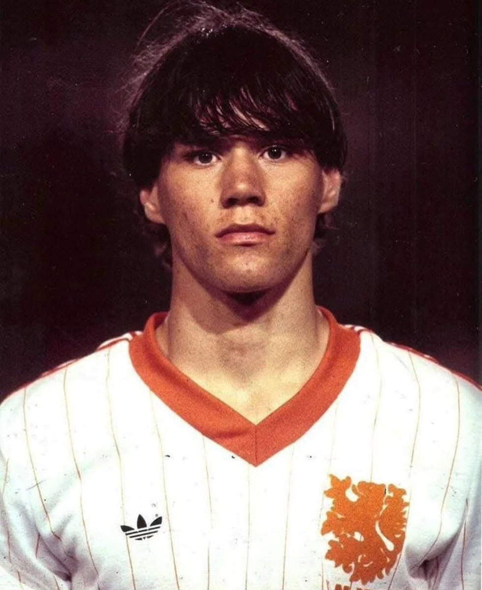 90sfootball's tweet photo. A young Marco van Basten 🇳🇱 https://t.co/9micqyDk0k