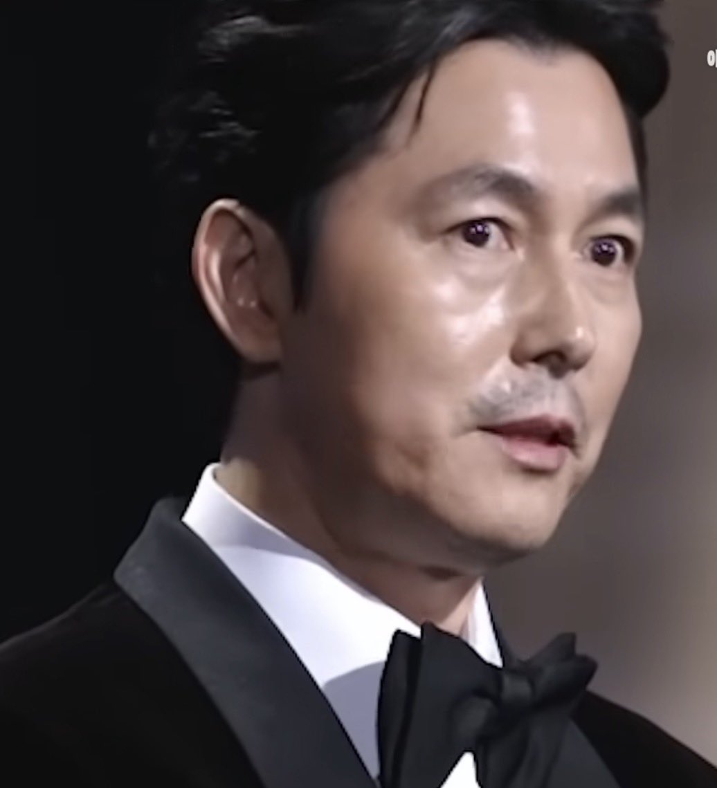 KORROOFTOPARODY's tweet photo. 내가 영화배우들은 진짜 정상적인넘들이 
아니라고 느낀 희대의 사건 정우성 아들사건

청룡영화제라는 플렛폼을 이용해
그동안 혼외자 지원조차 안하고 난민팔이나 하던 놈을 다시 영웅화시키는거 보고 기겁함. 

더웃긴건 정우성 나오자 박수치는 여배우들
그나마 정상적인 반응을 보인 혜리….

논란이 일자 사과하듯이 말하고 책임지겠다고 이야기를 함..
웃긴건 자시 자식 책임지는건 당연한거임

돈이 없는 사람도 아니고…
내가 이거 열광해주고 영웅화 만들어주는거보고 연예계 그리고 영화판은 진짜 정상이 아니라고 느낌. 

영화 암살자도 똑같음. 
이번 배우들 이때다 싶어 총출동. 

나라가 얼마나 개판인지 알수가있음. 
저런애들 찬양하고 빨아재껴주니 나라가 이꼴임.