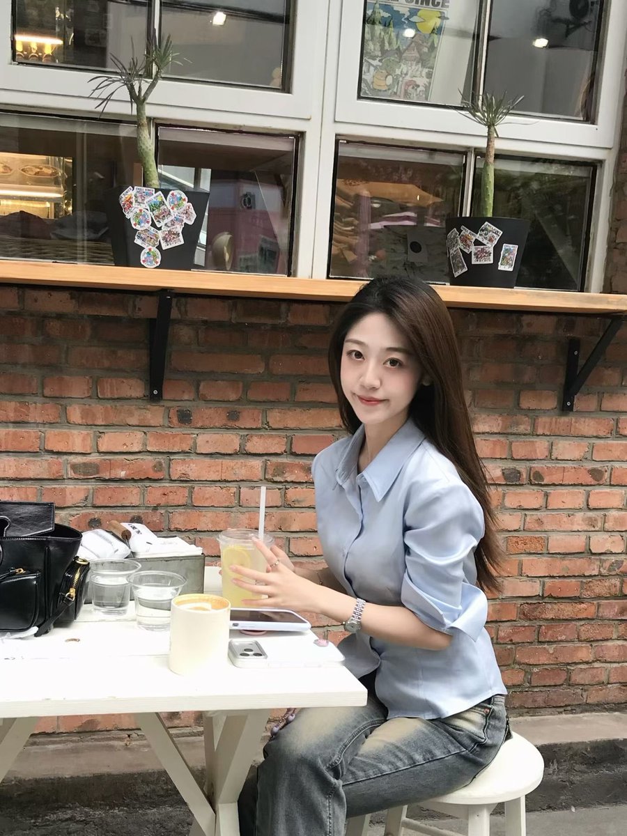 BlackJockens's tweet photo. 穿着衣服都想操的人（脚丫子超级白） https://t.co/8S7ijrsIzu