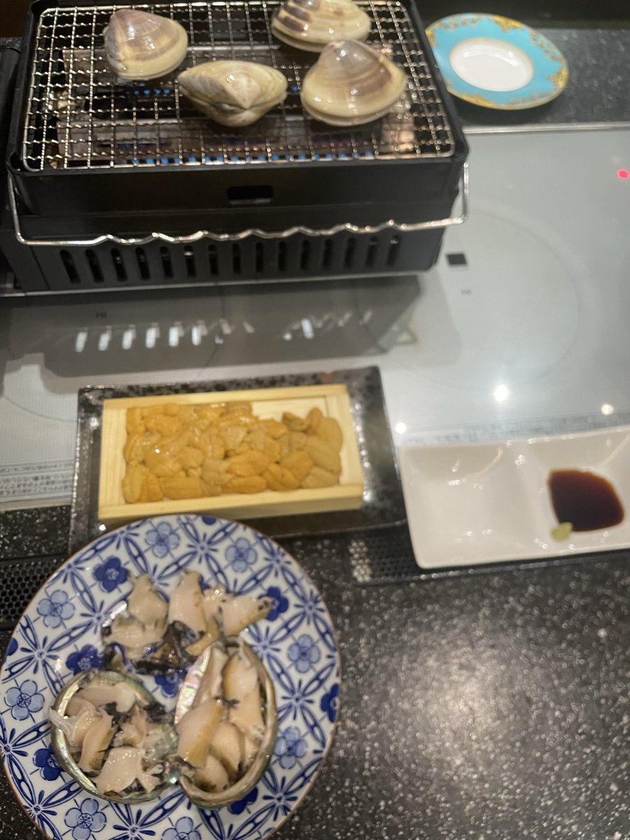 kaigo_akaruku's tweet photo. 令和の虎とか出てると
浮世離れした金の使い方してそう！

たぶん、そう見られているよな？

でも俺、元々貧乏やったから
今でも普通にコスパ気にする！

飛行機はエコノミーで全然いい。
だってビジネスやファースト高いもん。

とはいえ
旅行もする。外食もする。
そこに支払う価値があるならば！

でも家で飯食う日も普通に多い。

高いものが好きというより、
無駄に高いものが嫌い。

結局これ、俺が庶民感覚あるというより妻のおかげでしかない。

（べ、別に…つ、妻の機嫌とってない）

今日も外で食べたら高そうな食材を、
妻が買ってきて家で普通に食べてる。

贅沢って
高い店に行くことじゃなくて

家でこれうまいなって言いながら
食べることかもしれんなって思いながら妻に感謝と謝罪しております🙇🏻💦