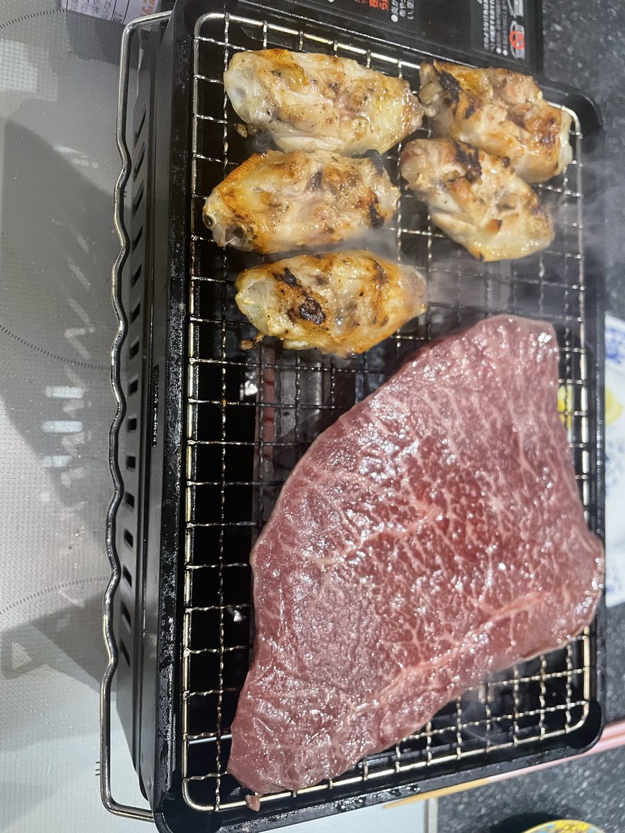 kaigo_akaruku's tweet photo. 令和の虎とか出てると
浮世離れした金の使い方してそう！

たぶん、そう見られているよな？

でも俺、元々貧乏やったから
今でも普通にコスパ気にする！

飛行機はエコノミーで全然いい。
だってビジネスやファースト高いもん。

とはいえ
旅行もする。外食もする。
そこに支払う価値があるならば！

でも家で飯食う日も普通に多い。

高いものが好きというより、
無駄に高いものが嫌い。

結局これ、俺が庶民感覚あるというより妻のおかげでしかない。

（べ、別に…つ、妻の機嫌とってない）

今日も外で食べたら高そうな食材を、
妻が買ってきて家で普通に食べてる。

贅沢って
高い店に行くことじゃなくて

家でこれうまいなって言いながら
食べることかもしれんなって思いながら妻に感謝と謝罪しております🙇🏻💦