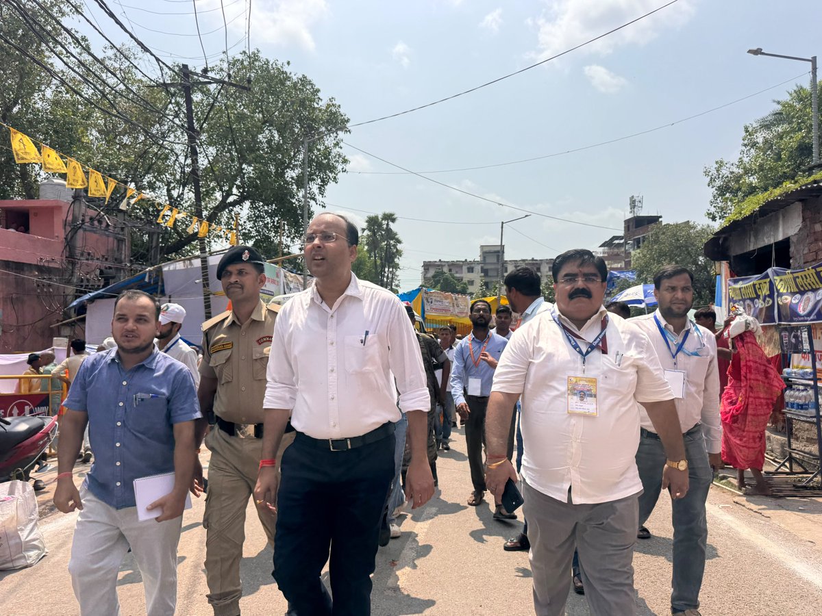 EeeUrban's tweet photo. आज दिनांक 27.09.2026 को जिलापदाधिकारी श्री शशांक शुभंकर सर के द्वारा पितृपक्ष मेले में सभी जगहों पर यात्री और श्रद्धालुओं हेतु व्यवस्थाओं का निरीक्षण कर विद्युत व्यवस्था के बारे में भी जानकारी प्राप्त कर  सुरक्षित और निर्बाध विद्युत  आपूर्ति हेतु निर्देशित  किया ���या । https://t.co/hCOn5Xywqw