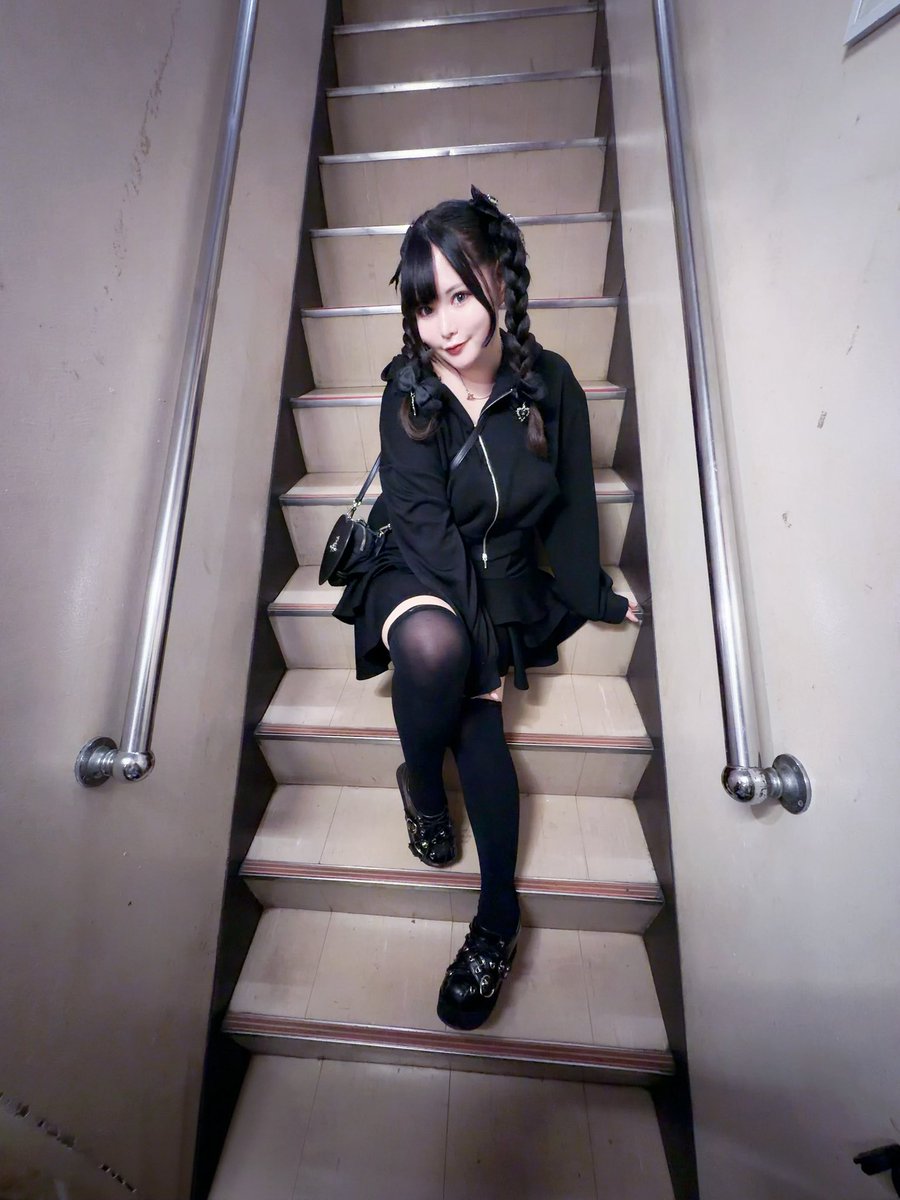 shion0_25mg's tweet photo. DearMyLoveWhip様新作
「バックリボンスウェットパーカー&amp;ティアードミニスカートセットアップ」
とろみある生地が肌触りよく、オシャレしているのに部屋着のような着心地がプラスポイント！
後ろ姿も可愛くグラマーな方も気にならないシルエット感で、推し活等のアクティブな場にもピッタリだわ♡ #PR https://t.co/0nS5mpCdMM