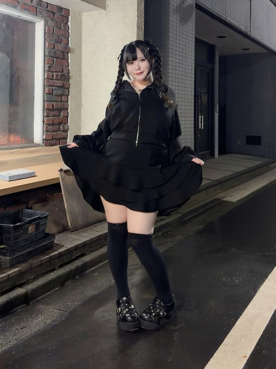 shion0_25mg's tweet photo. DearMyLoveWhip様新作
「バックリボンスウェットパーカー&amp;ティアードミニスカートセットアップ」
とろみある生地が肌触りよく、オシャレしているのに部屋着のような着心地がプラスポイント！
後ろ姿も可愛くグラマーな方も気にならないシルエット感で、推し活等のアクティブな場にもピッタリだわ♡ #PR https://t.co/0nS5mpCdMM