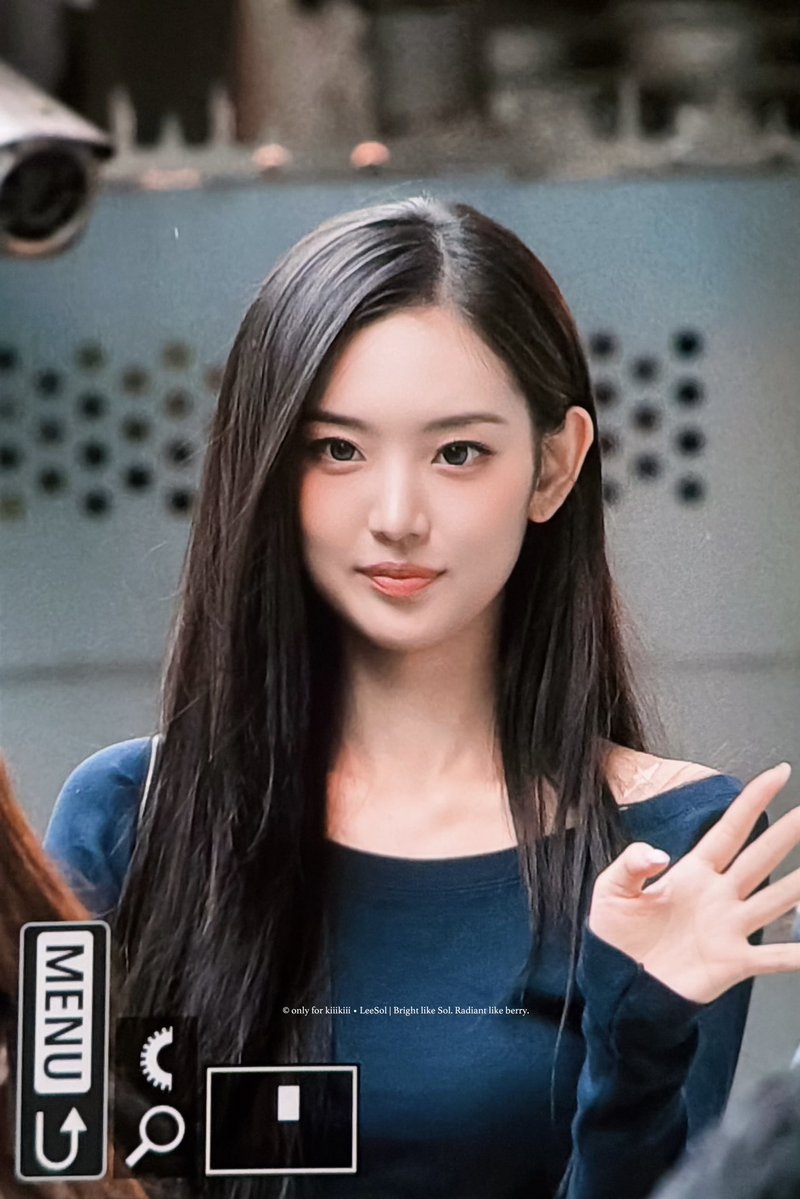 sayingsol's tweet photo. 긴생머리 그녀 눈감아도 생각나네 긴생머리 그녀 정신나갈것같아 긴생머리 그녀 왜이리 보고픈건지 나어떡해 이제 어떡해야해요 https://t.co/f95859IG7r