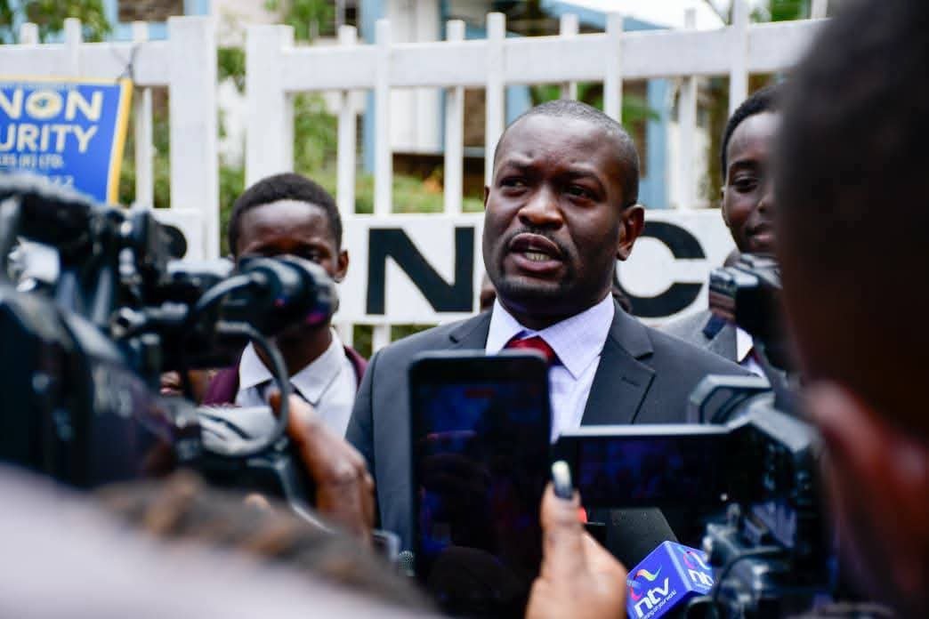 Chroniclesrt's tweet photo. The opposition is doing what it always does this close to a cycle: touring, endorsing, splitting, and claiming the Raila inheritance. 

Kalonzo is in Siaya today after Busia. Linda Mwananchi has named Sifuna. Babu has his own party. 

Gachagua is already predicting someone will walk. Uhuru is still stirring the 2022 pot. One poll has Ruto ahead if Kenyans voted today; another has Kalonzo as the opposition’s least-worst flagbearer. That is not unity. That is a queue.