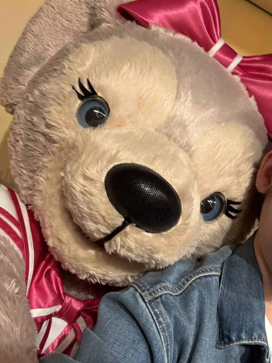 D_mihanono's tweet photo. とっても楽しいグリだったので…
久々のメイちゃんグリと伝えると一緒写真を撮りたいと
わたしのことバックハグしてきた（この時点で可愛すぎ大爆死）から、「わかった！スマホでセルフィーで超ドアップのメイちゃんを撮ろう！！」と提案するも拒否
1分くらいの攻防の末に私の勝利 https://t.co/S1Jk2IQ9E0