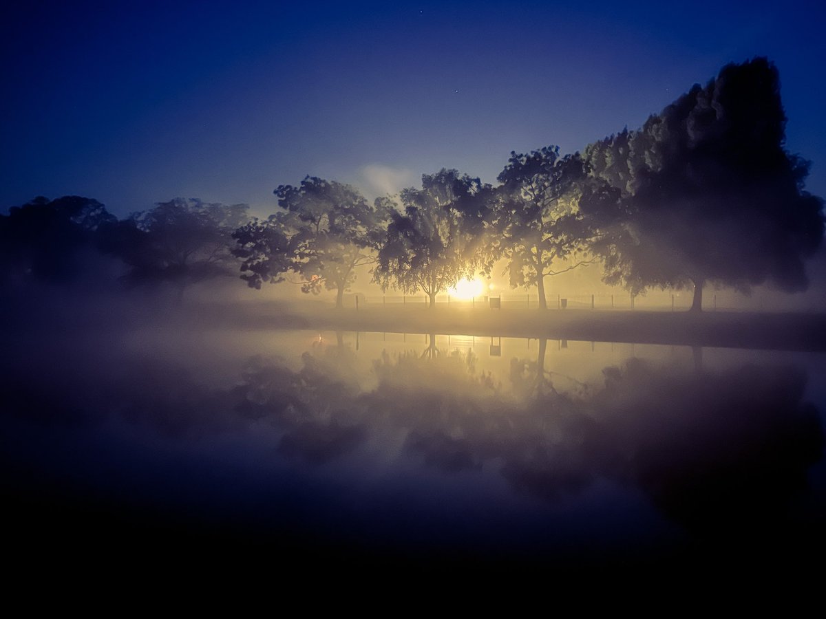 London_W4's tweet photo. Good morning you beautiful people. I’m sat at home downloading yesterday’s wedding photos. All 4,000 of them. While I wait for that, here’s a photo I took around Abingdon, Oxfordshire some time ago when I cruised my boat there. A most lovely place. Have a great Sunday everyone. https://t.co/4YacHN0hkD