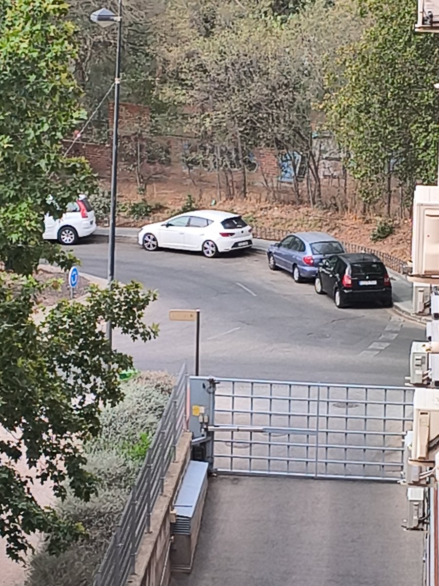 PedroBurgo7914's tweet photo. @Afuentecisneros @PoliciaAlcorcon @PoliciaAlcorcon esa rotonda y esa linea amarilla que chirría cuando saque el carnet indica que está prohibido aparcar. Foto de ahora. Para que valen las normas si nos somos estrictos en cumplirlas.
@Vox_Alcorcon @ppAlcorcon @GanarAlcorcon @psoealcorcon #fuentecisneros https://t.co/7bjBeDTb4m
