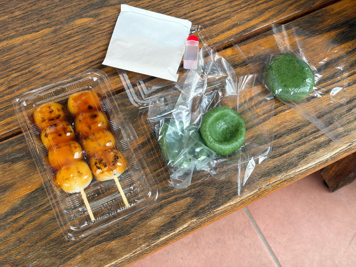 sanitywiped's tweet photo. 墨田区墨堤通り沿い和菓子巡りその2
志ﾞ満ん草餅さんの草餅と焼き団子
草餅は濃厚な蓬の香り、焼き団子はみたらし団子のお団子をふわふわに柔らかくした感じでした。
#志ﾞ満ん草餅 https://t.co/2gcSHiD184