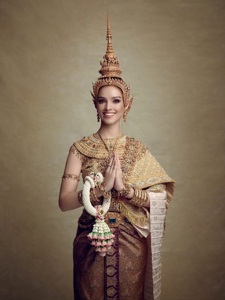 Little_n88's tweet photo. Vanessa Ponce de León,#MissWorld2018 from Mexico, looks absolutely stunning in a traditional #Thai_outfit. She wears an elegant golden shawl (Sabai) paired with a meticulously embroidered silk skirt, topped with a majestic traditional crown (Chada).🇹🇭
#Thaicostume #UNESCO https://t.co/BwoISZKuR0