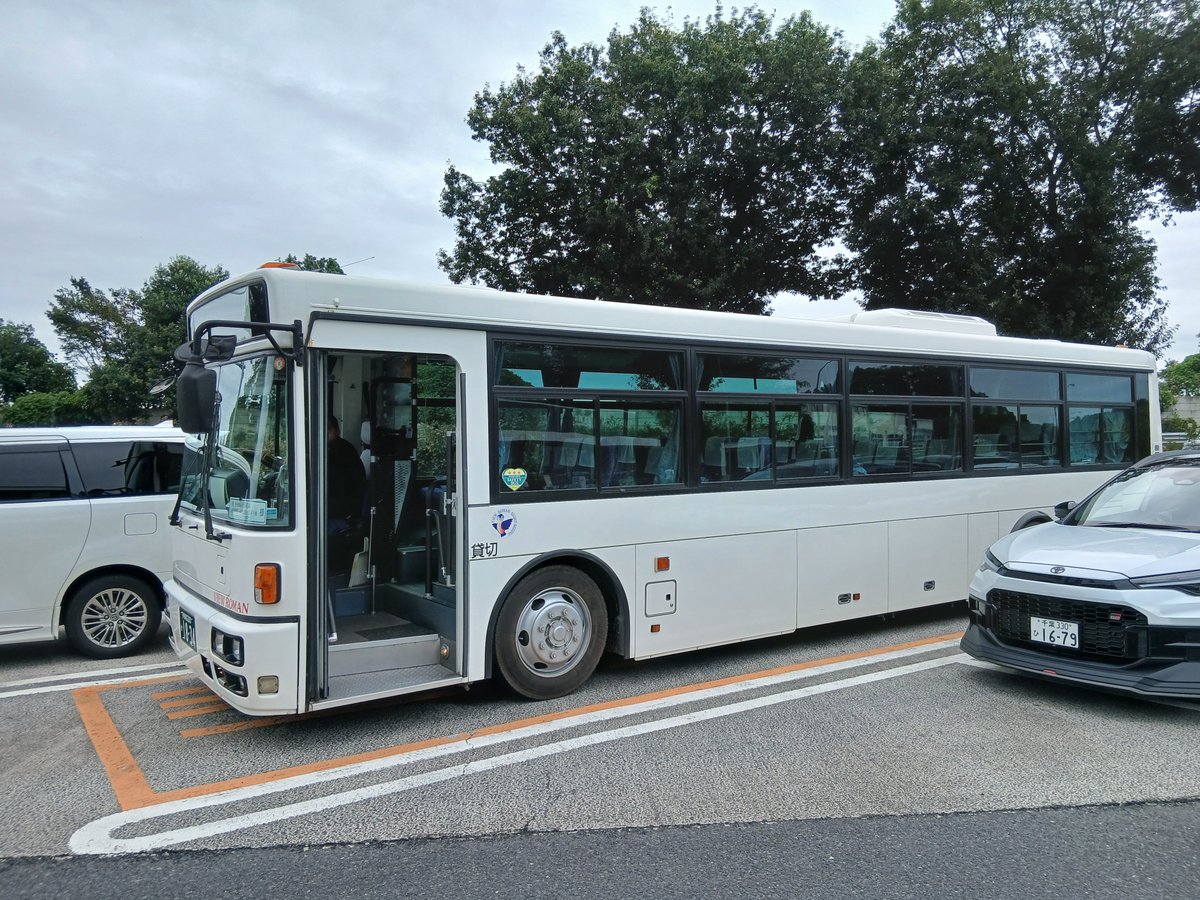 JMUJUG's tweet photo. 本日は、私が主催で、ビューロマン観光様の1834号車(三菱ふそうエアロミディS PDG-AJ820NAN)を貸切しました！
また、ファミリー交通様にもお邪魔して、西工コラボレーション撮影もしました！

参加された方、ビューロマン観光の皆様、そしてファミリー交通の皆様、ありがとうございました！

#県東県南地域高規格道路高速道路巡り

@keikyu1000h 
@IWAA_SAWWAA 
@qNc1ipyViJ52124 
@Eku_lightline 

の皆様、ありがとうございました！