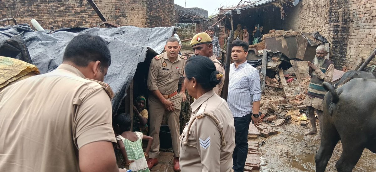 Press0080's tweet photo. सम्भल थाना बानियाठेर गोपालपुर में छत गिरने से 60 वर्षीय बुजुर्ग महिला की मौत। SDM, थाना प्रभारी, सचिव व लेखपाल मौके पर पहुंचे
डीएम से मांग: गांव-गांव सर्वे कराकर पात्र परिवारों को प्रधानमंत्री आवास योजना का लाभ @sambhalpolice https://t.co/8ga5VV321f