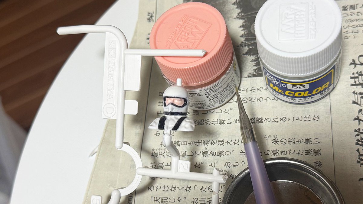 KOBA_ND5RC's tweet photo. グラスホッパーJr.のドライバー人形を塗り忘れていたのをすっかり忘れていた…ので筆で塗ってみた。そんなに目立つ場所ではないので妥協。 https://t.co/Fh1kTrEMBn