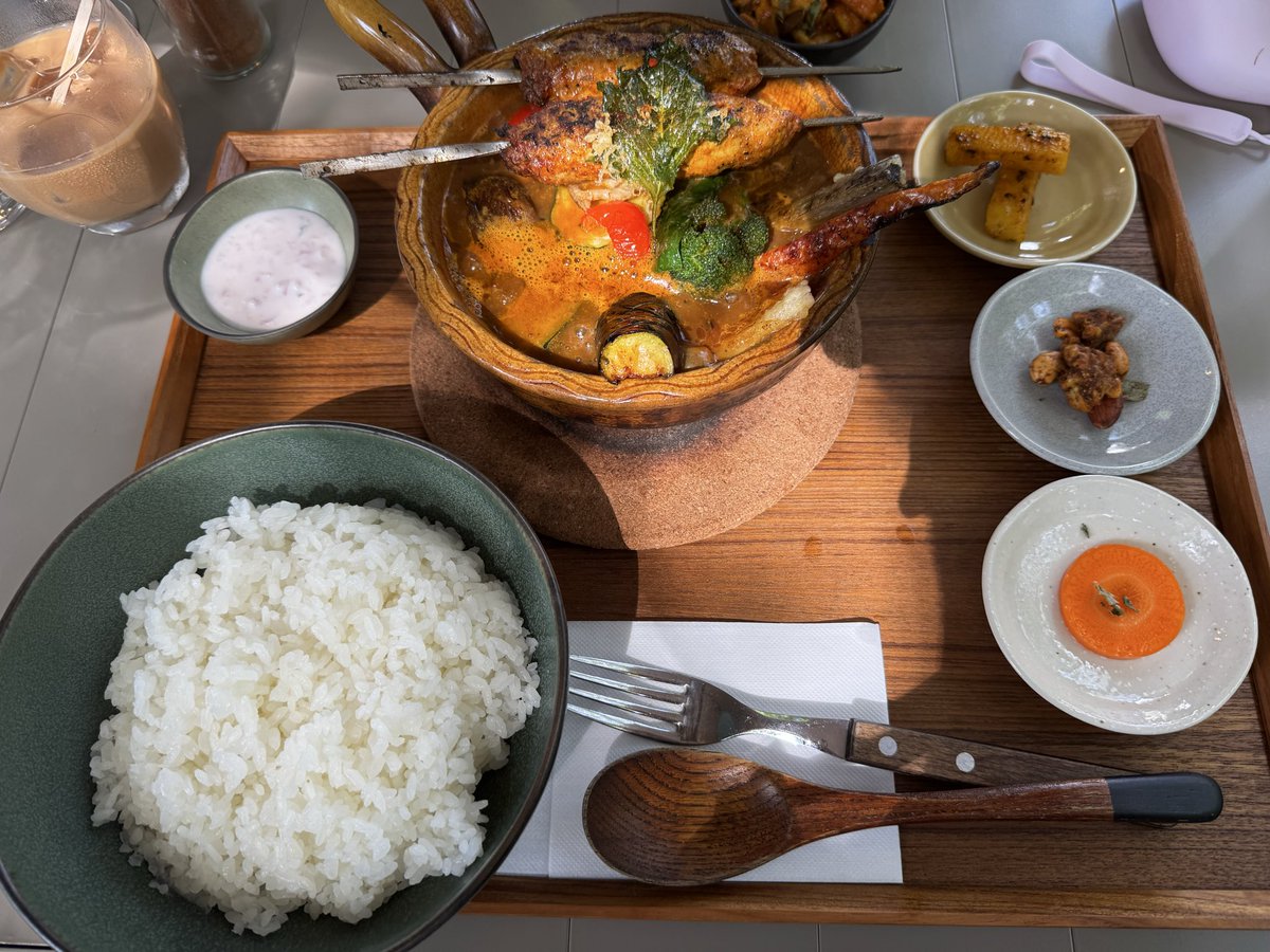 vaccine_02's tweet photo. 長野の住んでる地域付近ではでかい犬でも行ける飲食店がたくさんあるので楽しすぎるぞ。
今日はスープカレー(ご飯大盛り)です。 https://t.co/cdkJyjTbYM